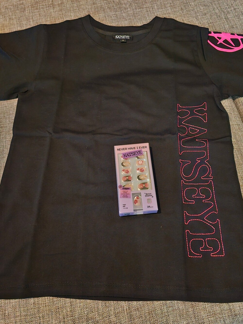 KATSEYE X EYEKONS BLACK T-SHIRT AND KATSEYE NAILS